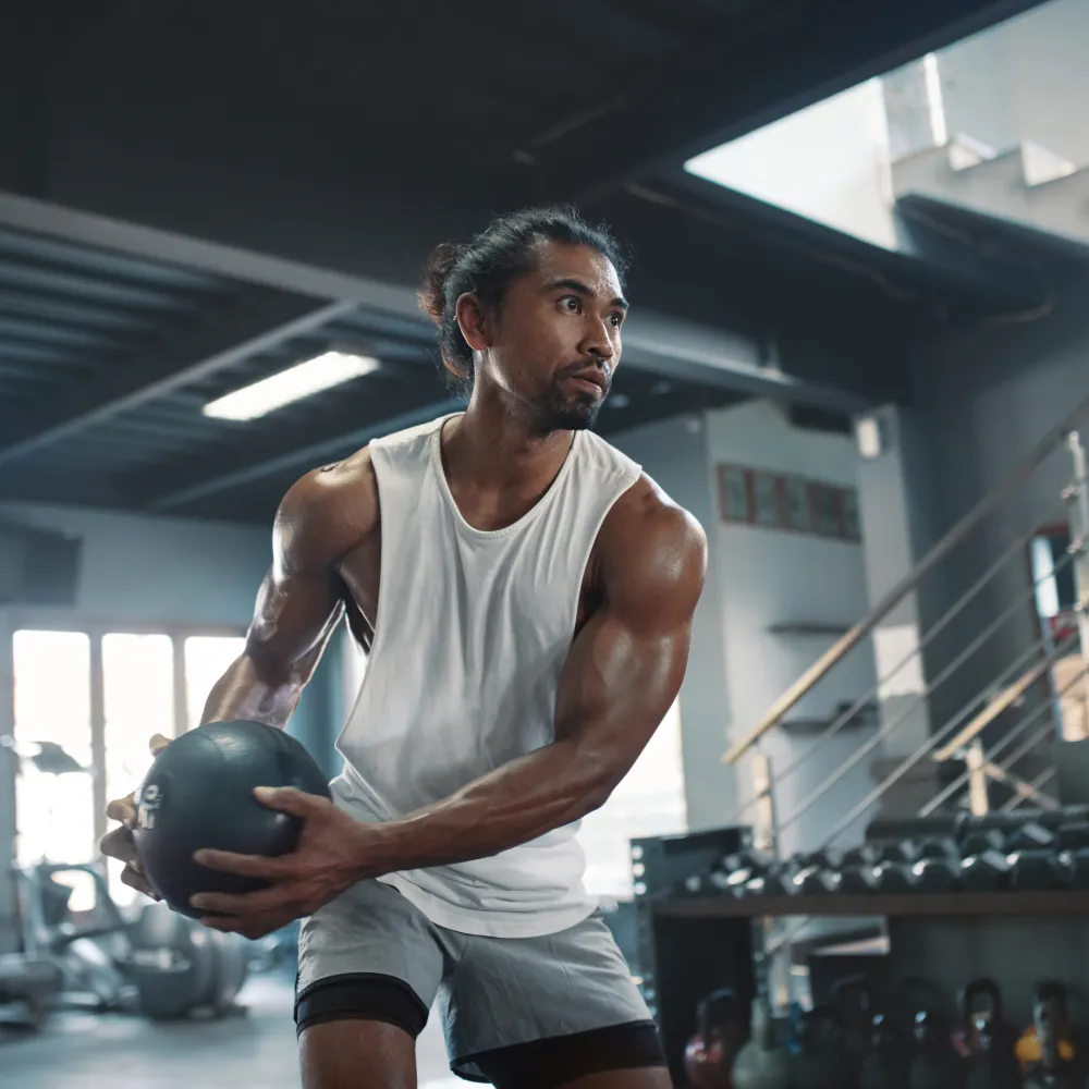 Homme musclé avec un ballon de médecine