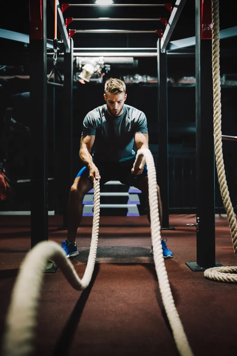 Homme faisant des exercices avec des cordes