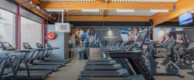 Salle de sport avec tapis de course