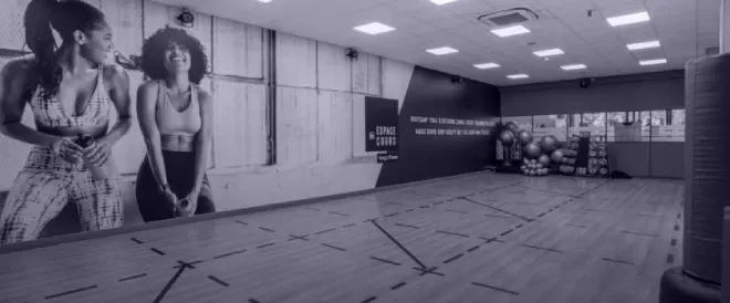 Salle de sport avec affiche et ballons