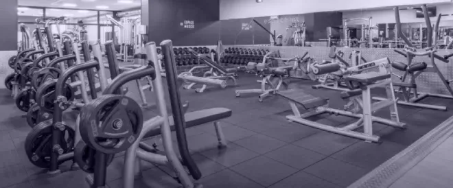 Salle de sport avec équipements de musculation