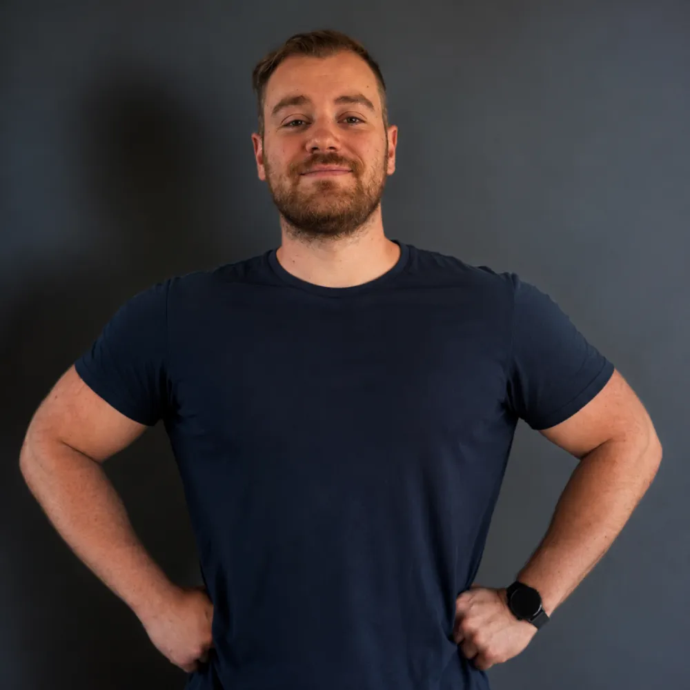 Homme en t-shirt bleu posant