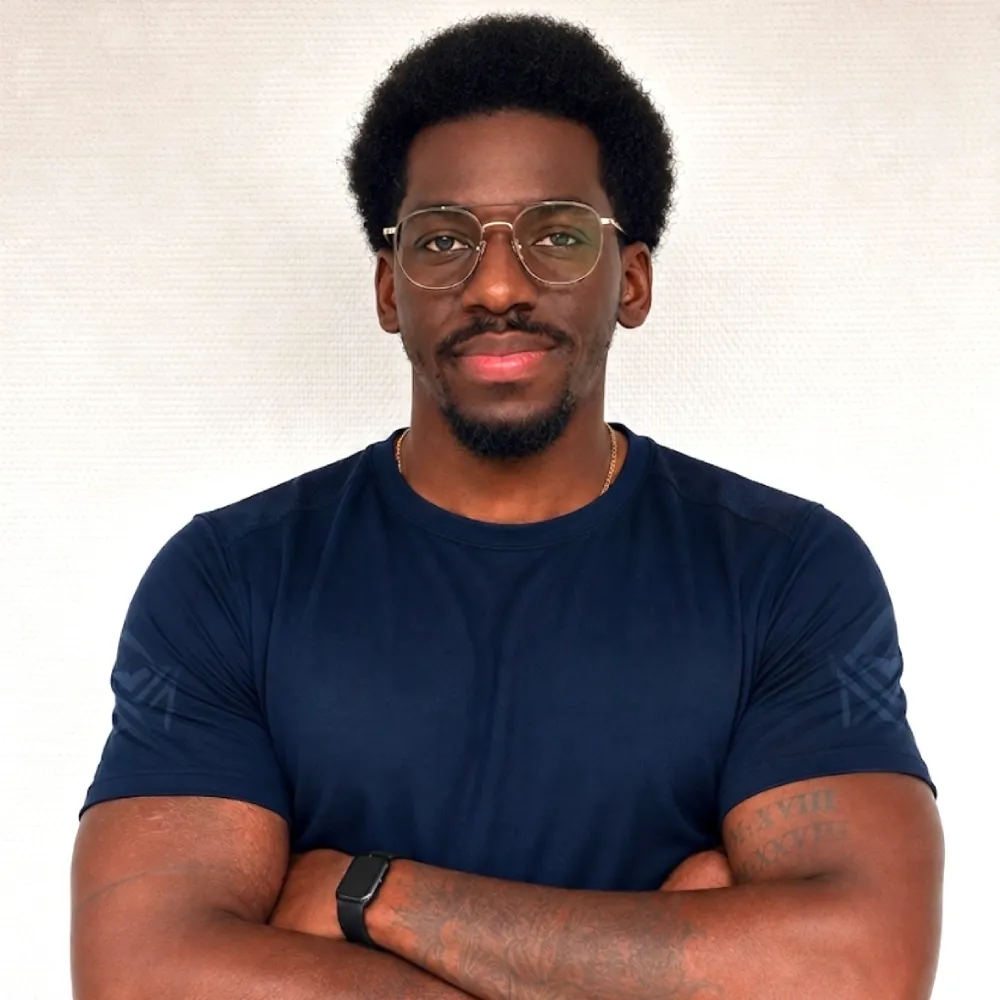 Homme avec lunettes et t-shirt noir