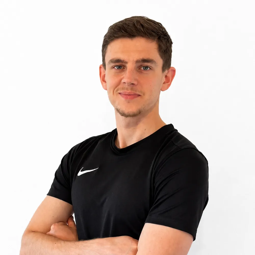 Homme en t-shirt noir avec bras croisés