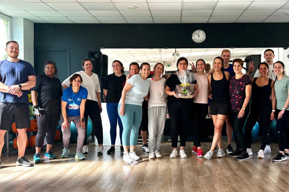 Groupe de personnes dans une salle de sport