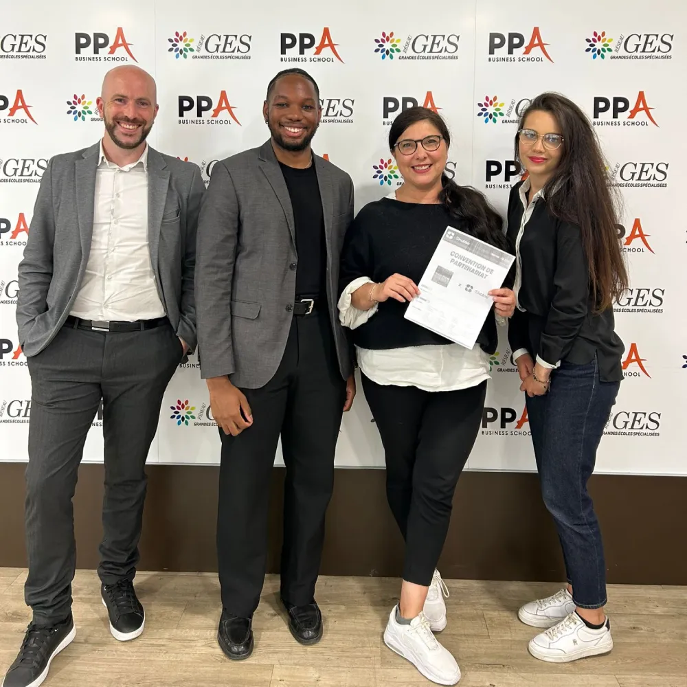 Groupe de personnes devant un panneau PPA Business School