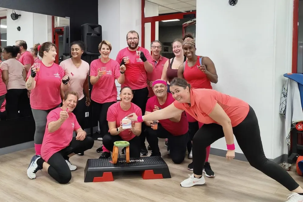 Groupe en vêtements de sport roses souriant