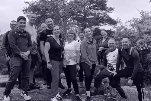 Groupe de randonneurs souriants en plein air