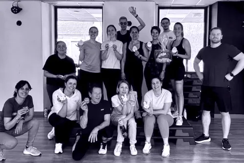 Groupe de personnes dans une salle de sport.