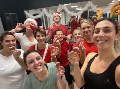 Groupe de personnes avec chapeaux de Noël